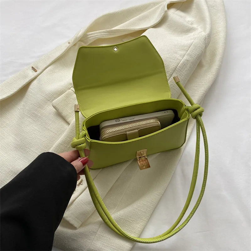 Women's Retro Baguette Handbag – Elegant Underarm Bag, Top-Handle & Crossbody Purse, Fashionable Shoulder Bag for Young Women